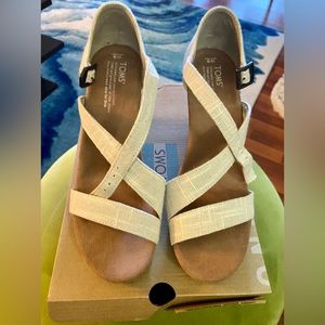 TOMS Clarissa linen wedge. NWT
